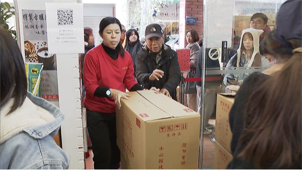 採買年貨各大名店排長龍　牛軋餅、肉乾等甜鹹零食受歡迎