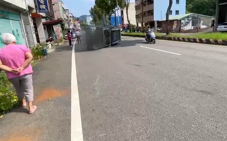 南投休旅車「擦撞2車翻車」！　7旬駕駛輕傷、受害車主心痛