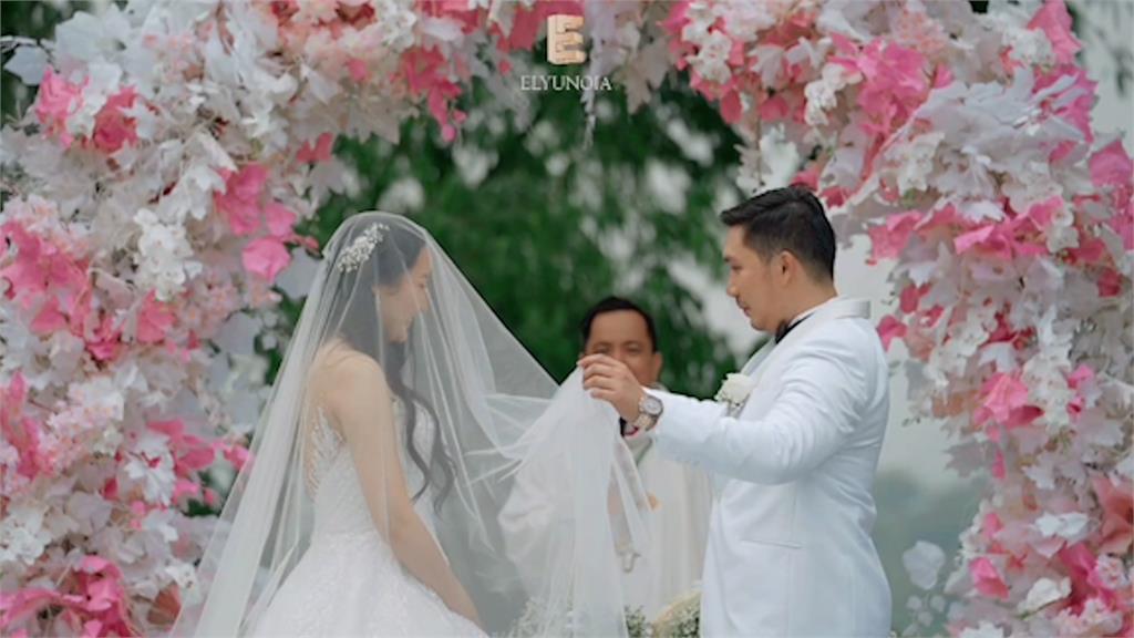 婚禮準備親吻新娘 下秒他「頭伸進白紗」神父傻眼︰你怎會鑽進去呢