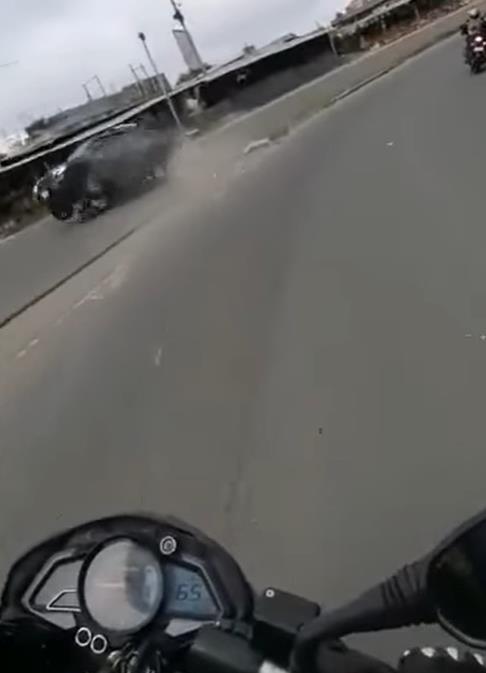 騎士耍帥壓車打滑進對向車底!遭輾瞬間「燒成火球」讓網嚇傻