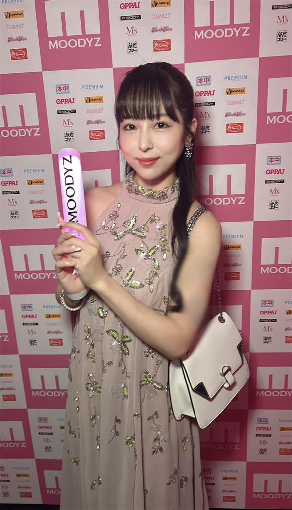 女偶像出道4年「下海轉戰拍AV」大玩多人運動!達人曝超狂優勢