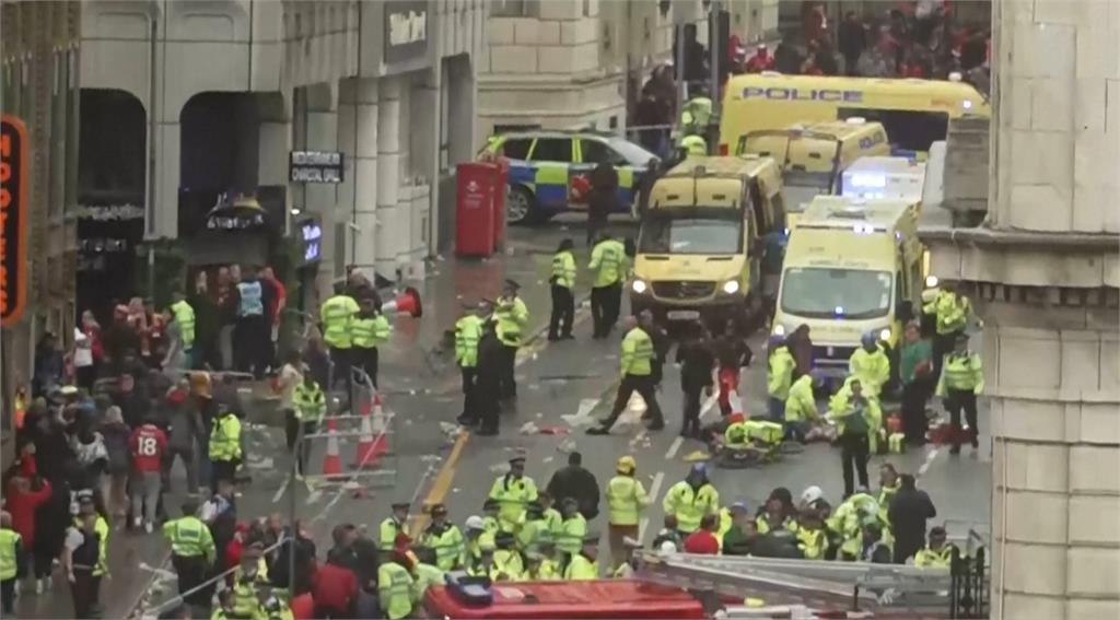汽車「S型掃倒」英超利物浦狂歡人潮!30秒無碼視角「還原暴衝始末」