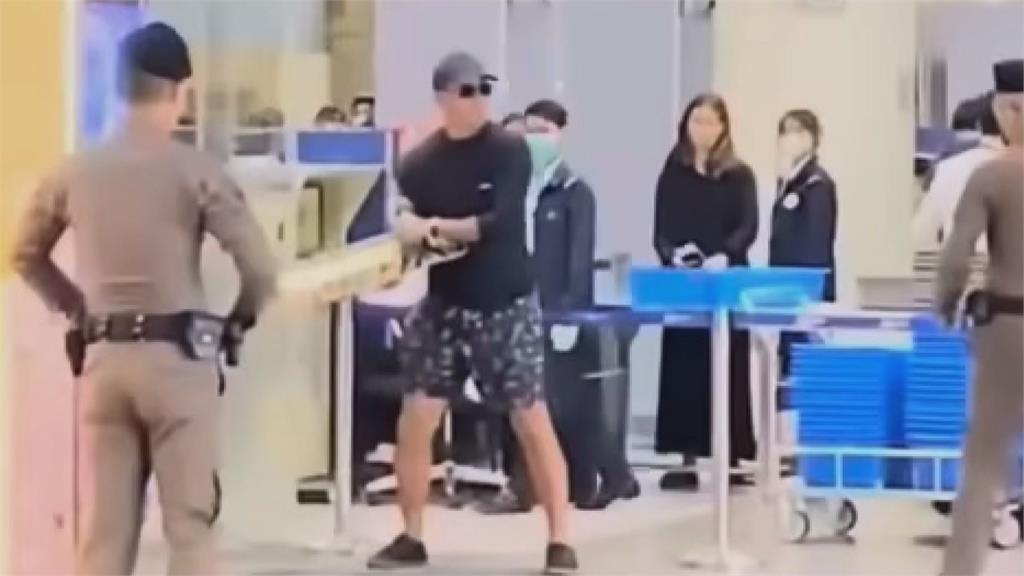 抄滑板攻擊航警！中國男遊客暴走大鬧泰國機場　時評員怒批：素質差