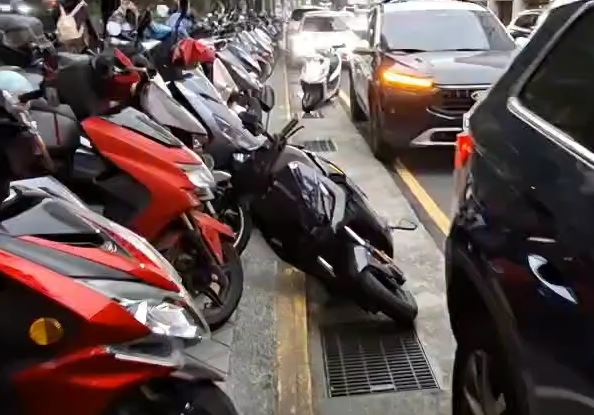 基隆市府前離譜車禍！休旅車逆向撞倒雙載機車　向前滑行再撞路停轎車