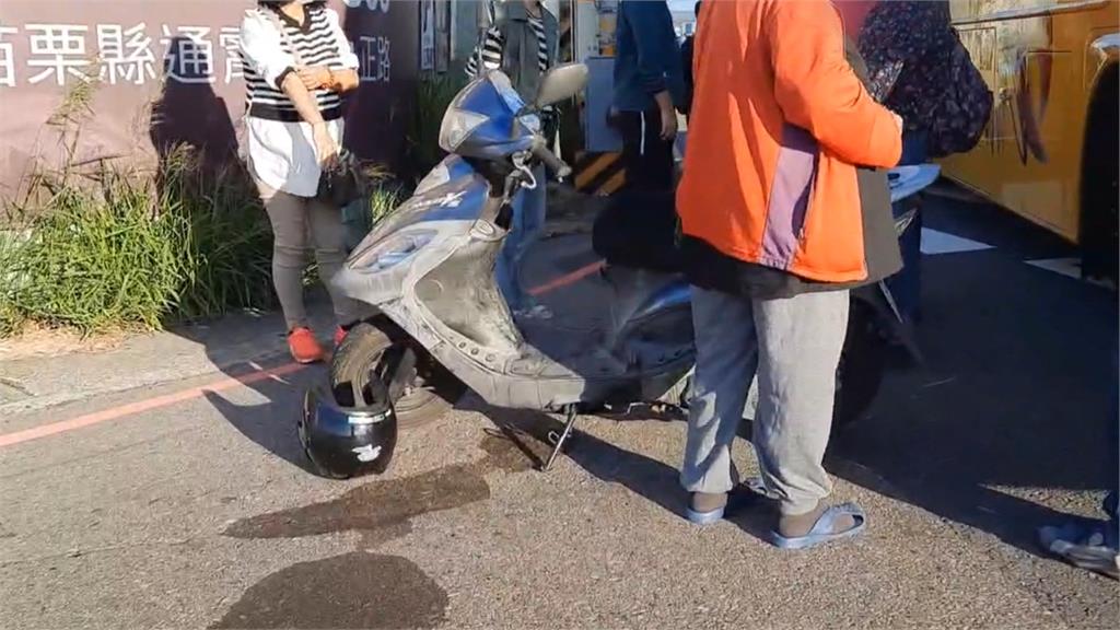 遊覽車右轉撞雙載機車 祖孫倒地手腳挫傷