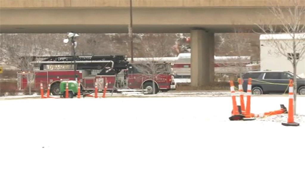 美國消防員跳入冰河搶救「落水狗」 不畏嚴寒巨浪影片曝光獲好評