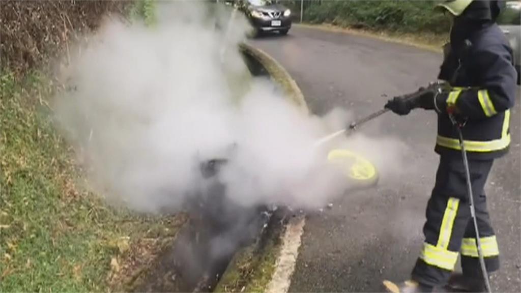 機車過彎打滑撞對向轎車 騎士擦傷、機車起火