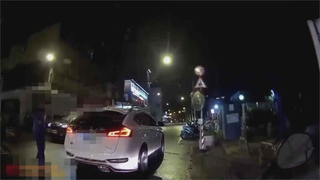場面火爆!三峽行車糾粉引「3打1」擂台 員警秒掏辣椒水控制全場