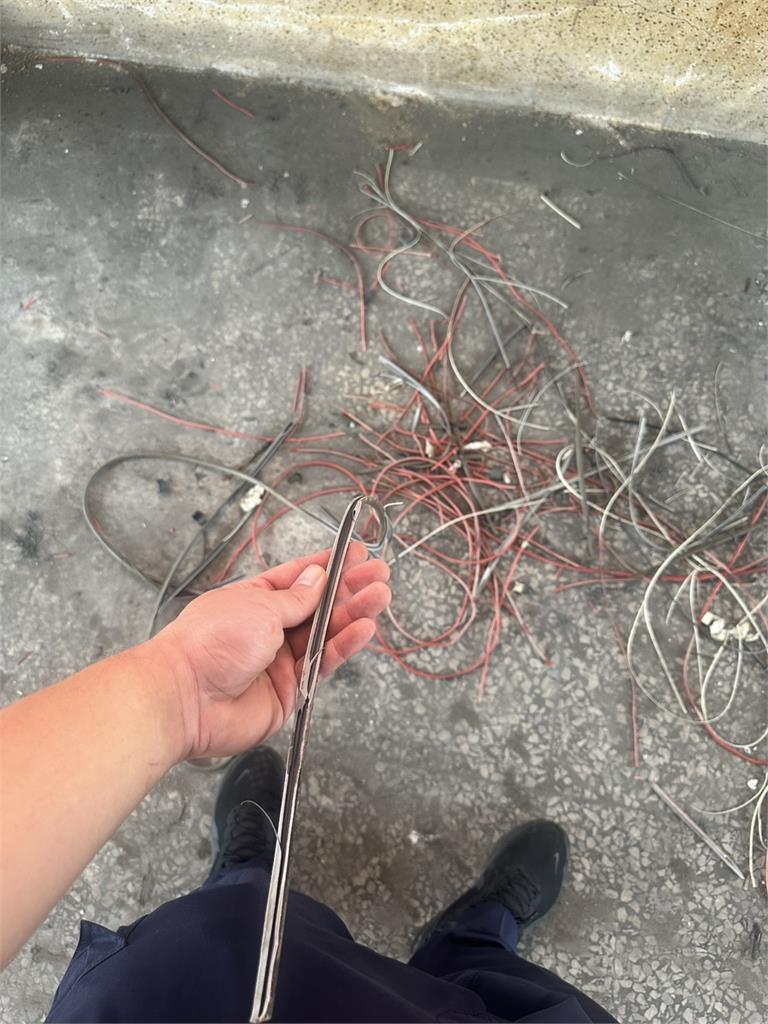 快新聞／偷電線疑觸電身亡！焦黑男屍頭下腳上手持電纜剪　前女友伴屍一晚才報案