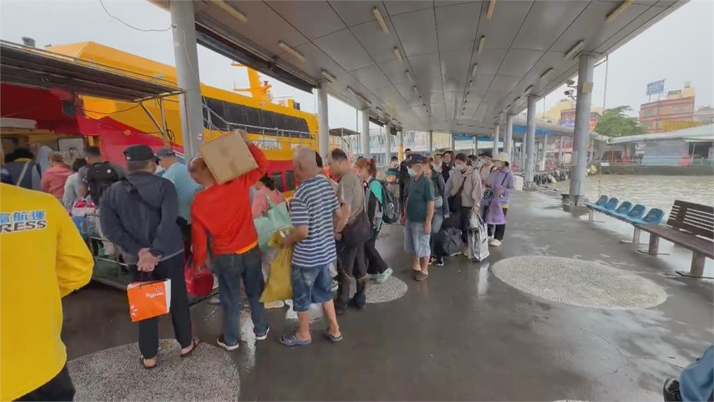 東琉線復航了！　民眾排隊趕登船　民生物資送上船