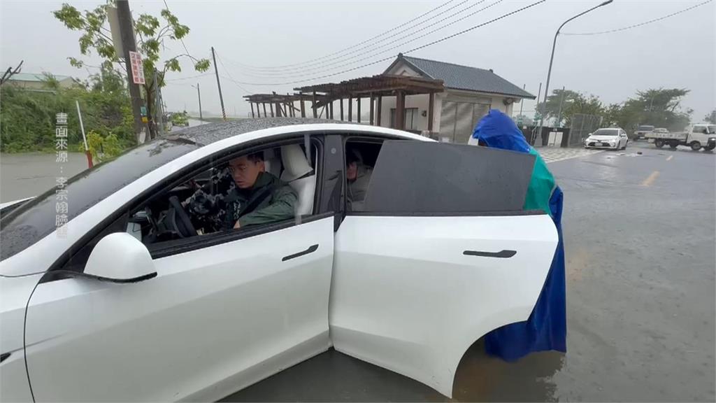 南市議員赴菁寮勘災 特斯拉進水罷工連車牌都不見