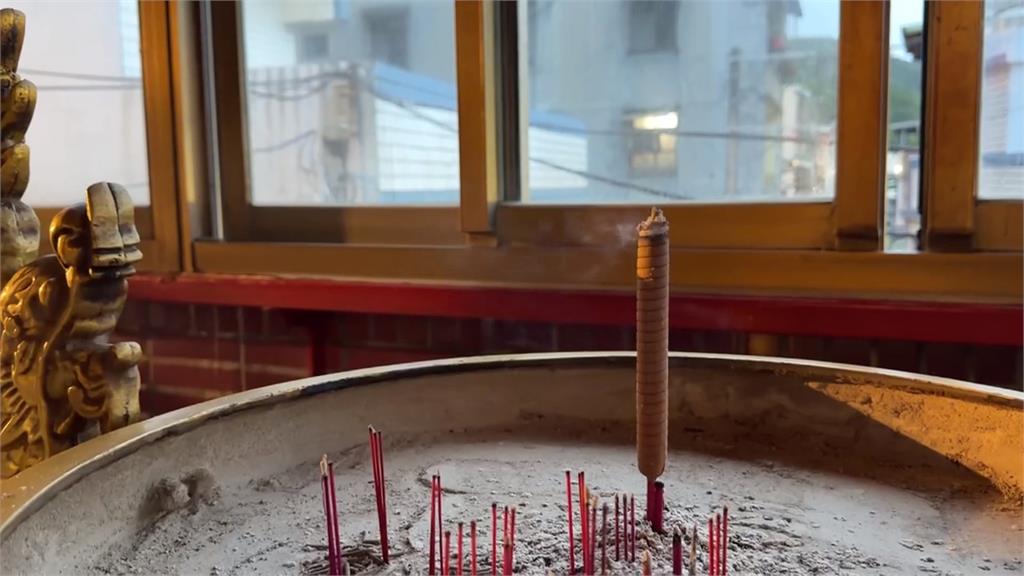 大膽狂徒！神明眼皮底下開賭場　警破門攻堅逮19人　查獲逾13萬現金