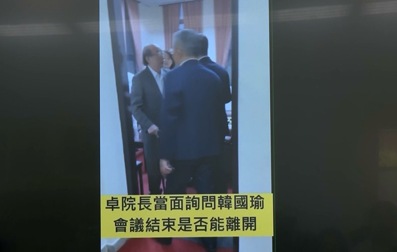 不滿藍白偷襲!綠黨團衝院長室找韓國瑜撲空 吳思瑤:協尋翹班院長