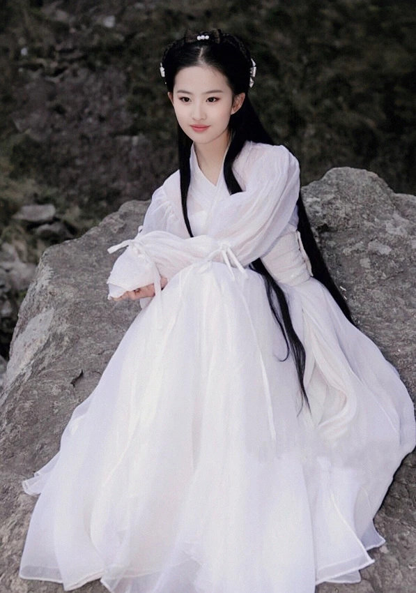 「野生劉亦菲」素顏真面目被出賣!瓜子臉「變包子」網嚇傻:仙肉姐姐