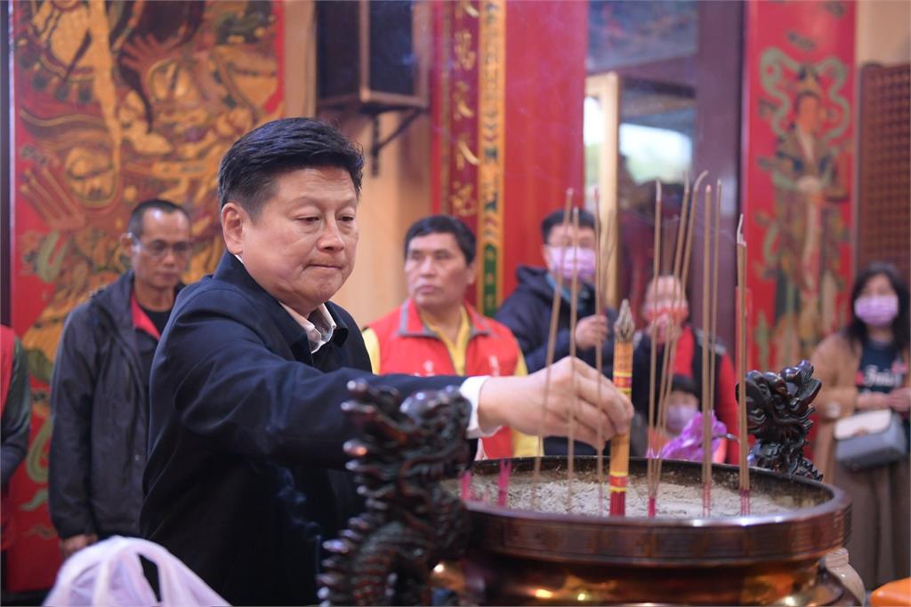才喊舉頭三尺有神明…傅崐萁現身行天宮下跪全被拍!關公面前「誤做1事」恐犯禁忌