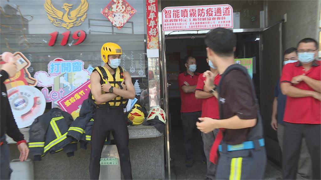 頭盔、防火衣全套跳街舞　消防隊員全身汗