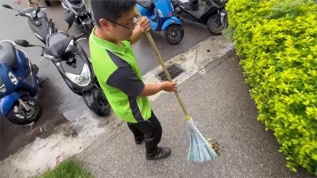 垃圾變身術！　台中清潔隊自製神器　「寶特瓶掃把」透明外型超搶眼