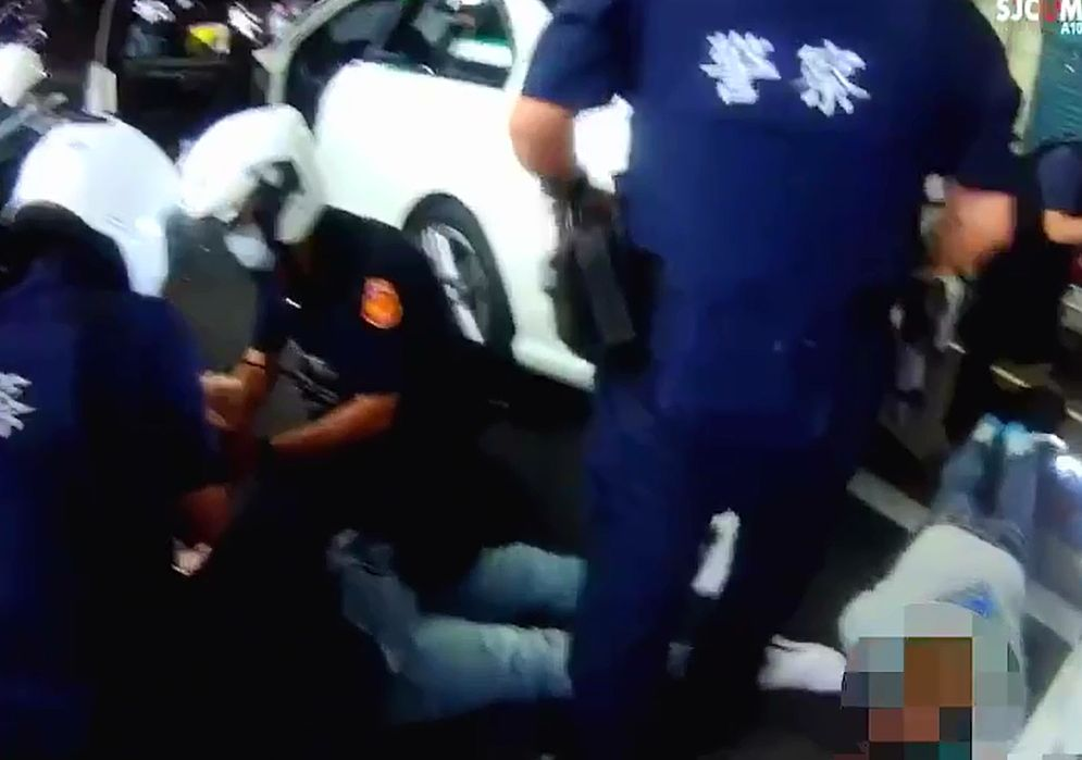 快新聞/蘆洲警深夜盤查2輛可疑賓士! 車上搜到改造手槍、毒品還驚見通緝犯