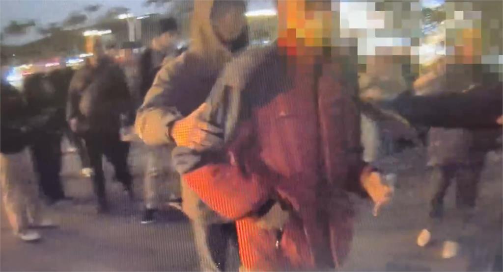 快新聞／自由廣場有煙霧！男子朝西藏抗暴67週年燭光晚會丟鞭炮　下場曝光