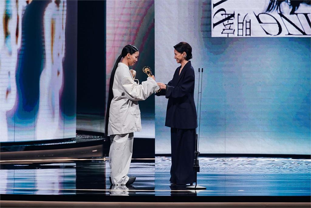 金曲34/《明室》連拿2獎!洪佩瑜奪「最佳新人獎」完成歌迷1承諾