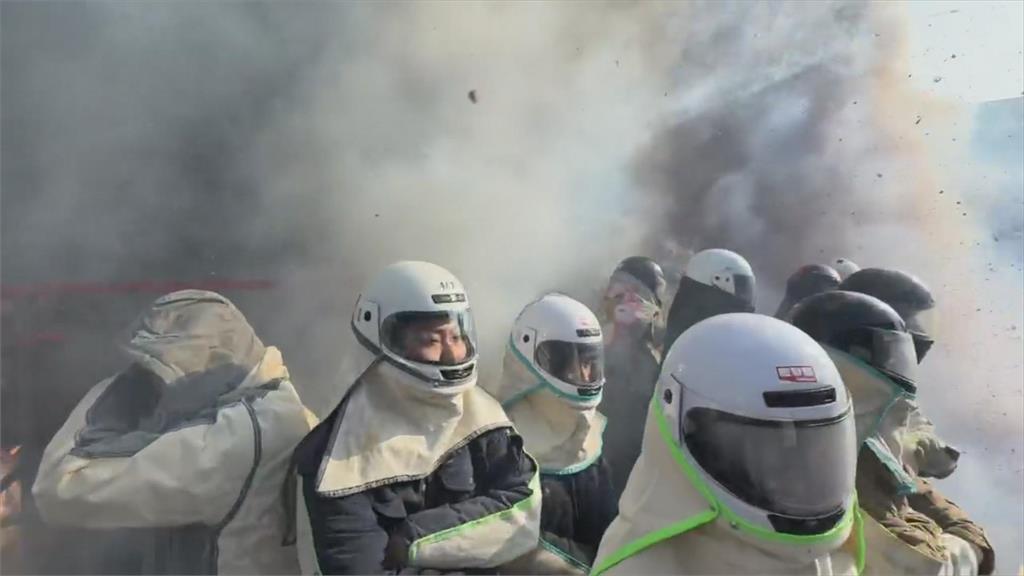 台南鹽水蜂炮熱鬧登場 第一門蜂炮點燃揭序幕