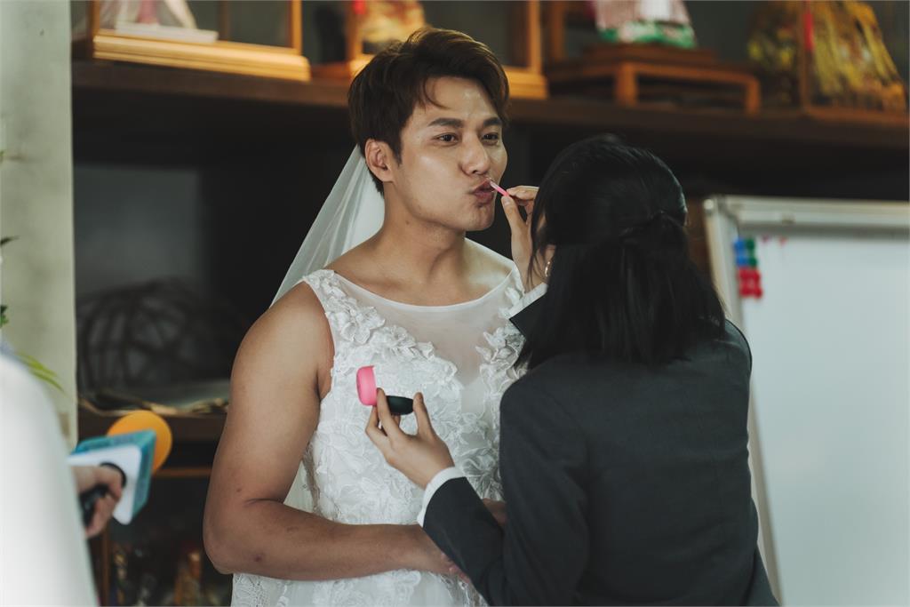 《阿松與阿暖》迎來完結篇！張睿家抱得美人歸穿婚紗求婚　自嘲「金剛芭比」笑翻全場