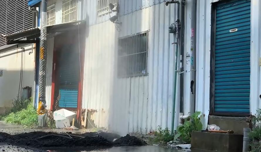 快新聞/嚇死人! 彰化道路改善工程挖破管線 天然氣外洩狂噴3層樓高