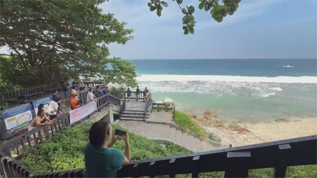 小琉球美人洞傳意外！男遊客疑遭浪捲走　獲救已無生命跡象