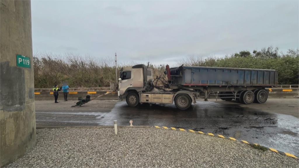 彎腰撿手機！苗栗聯結車偏離車道　撞斷２根號誌桿