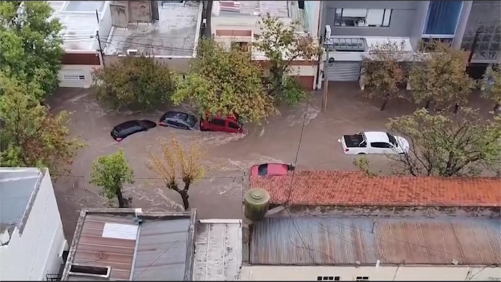 1天下完1年雨量! 阿根廷暴雨釀死傷 千人被迫撤離家園