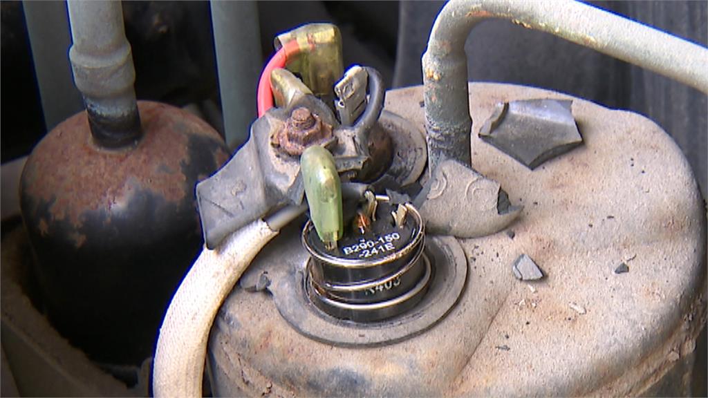 冷氣未運轉突冒煙爆炸 男拔掉插頭險釀火災