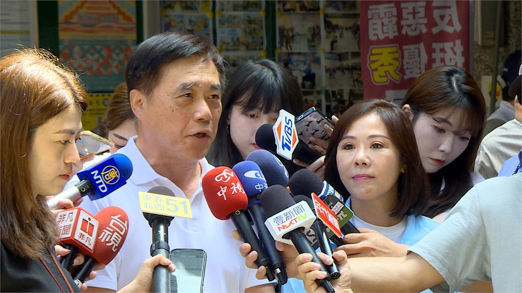 陳佩琪北所靜坐聲援柯文哲 黃國昌現身轟法務部長