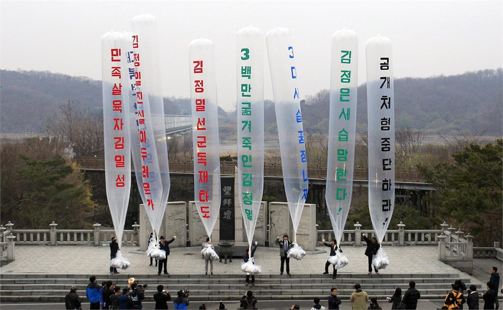 北韓「屎出賤招」？空投260顆「糞便氣球」　金與正：送南韓鬼怪的禮物