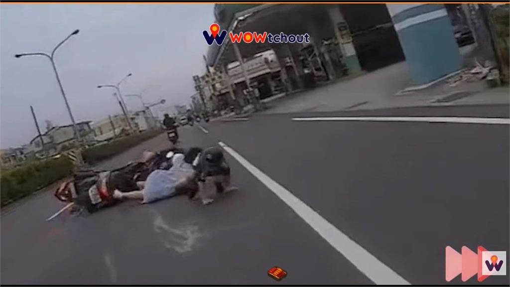 離譜連環撞！女騎士先後撞翻兩機車　後座兒子倒地後逃離再被撞