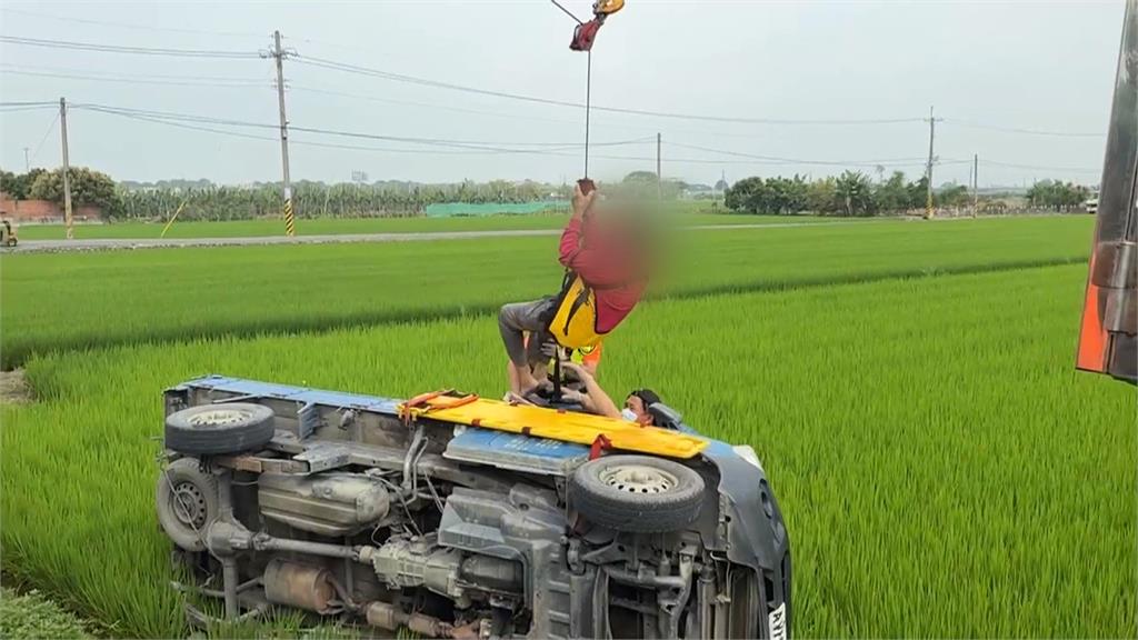 疑低血糖頭暈! 小貨車失控摔進田駕駛一度受困