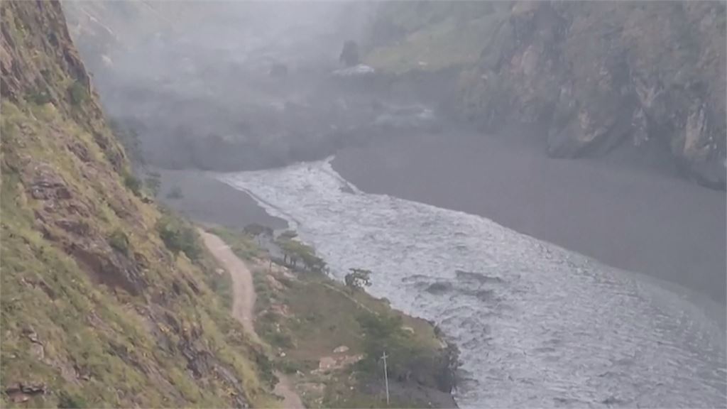 尼泊爾又傳山洪爆發　泥流吞沒房屋　下游民眾急撤