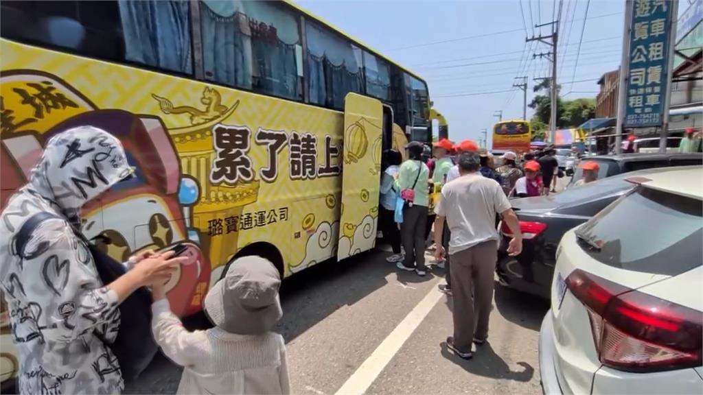 白沙屯媽祖回苗栗了! 補給站現"烤豬肉"慰勞香燈腳