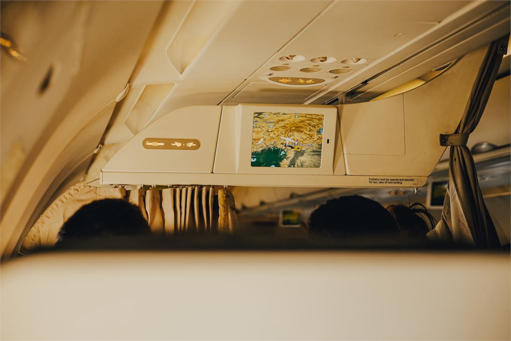 飛機坐哪最舒服？空服員揭「空間大、安靜還穩」黃金座位：穩又舒適