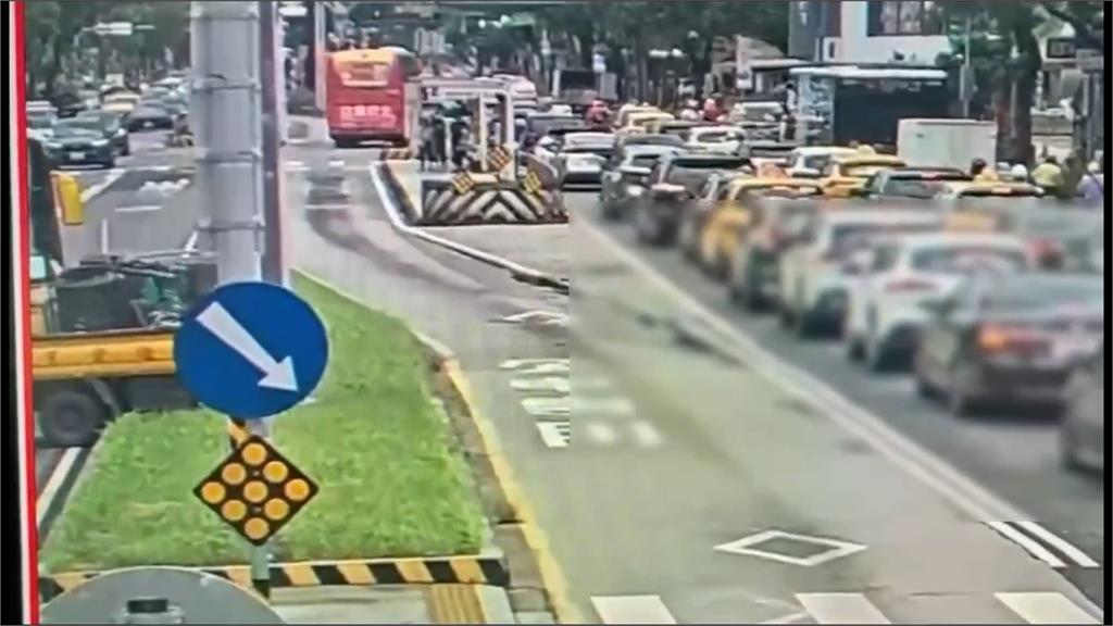 工程車高速倒車連撞汽機車　公車急煞驚險閃過
