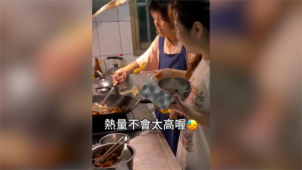 母炒粽飯飄香！自豪喊「有媽媽的味道齁」　遭女兒嗆：妳是汗臭味