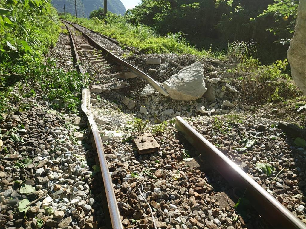 快新聞/台鐵「和仁-崇德」遭巨石砸斷鐵軌 徹夜搶修今恢復雙向通車